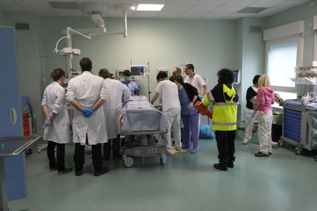 ferrara-pronto-soccorso-incidente-autostrada-ambulatorio-medici-infermieri-118-spalle