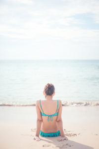 donna-spalle-spiaggia-mare