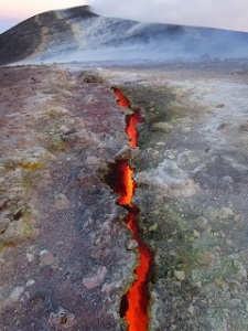 fratture-incandescenti-vulcano-ingv