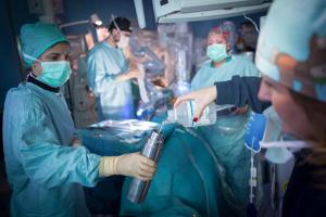 sala-operatoria-chirurgia-robotica-aou-pisana-1