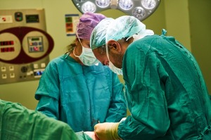 chirurghi-medici-sala-operatoria-8