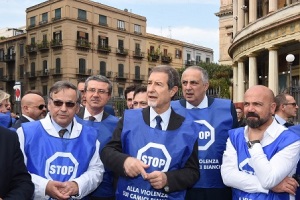 sit-in-stop-alla-violenza-palermo-amato-e-musumeci