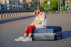 bambina-valigia-vacanze