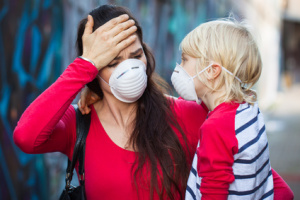 mamma-bambino-virus-influenza-inquinamento