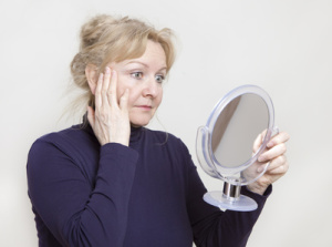 donna-anziana-specchio