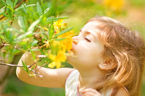 bambina-fiori-gialli