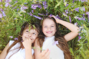 bambine-prato-fiori