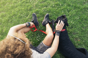 ragazzo-prato-cane