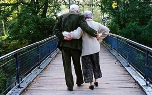 coppia-anziani-ponte
