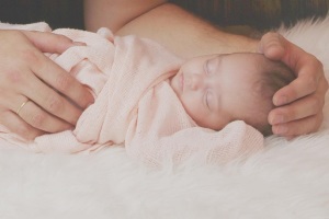 neonato-bambino-mani-copertina-rosa