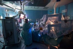 sala-operatoria-chirurgia-robotica-aou-pisana-2