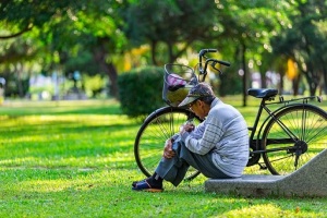uomo-anziano-bicicletta-depressione