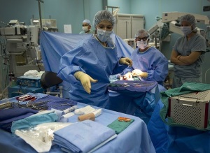 chirurghi-medici-sala-operatoria-7