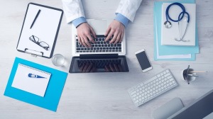 medico-computer-pc-stetoscopio