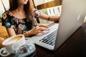 ragazza-donna-computer-tazza