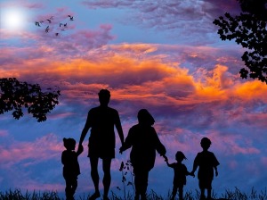 famiglia-vacanze-tramonto