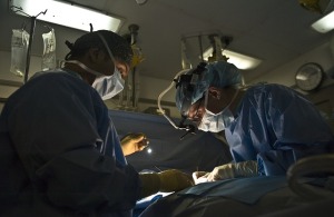 medici-chirurghi-in-sala-operatoria