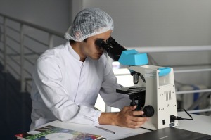 ricerca-laboratorio-microscopio
