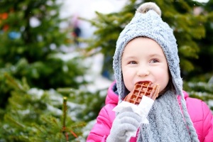 bambina-cibo-cioccolata-inverno