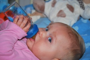 bambino-bottiglia-acqua