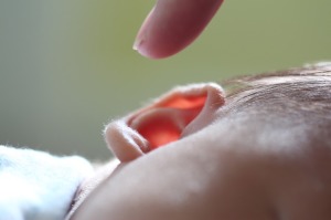 bambino-orecchio-dito