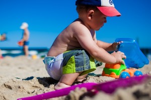 bambino-mare-spiaggia-giochi