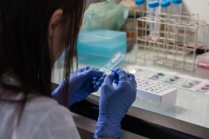 laboratorio-ricerca-analisi-guanti-blu